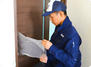 壁の養生をする施工スタッフ