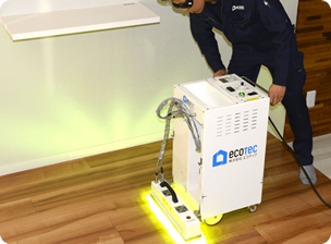 専用の機械を使って仕上げを行う施工スタッフ